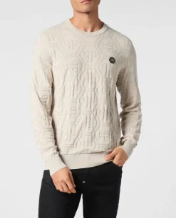 Beżowy sweter z monogramem