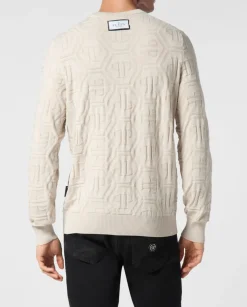 Beżowy sweter z monogramem