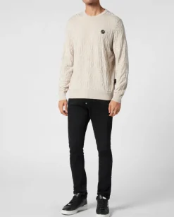Beżowy sweter z monogramem