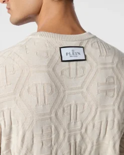 Beżowy sweter z monogramem