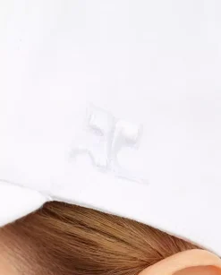 Biała czapka z daszkiem z logo Signature