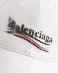 Biała czapka z daszkiem z wycięciami