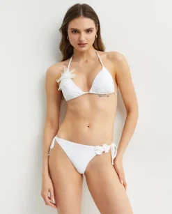 Biała góra od bikini z kwiatem
