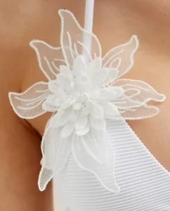 Biała góra od bikini z kwiatem