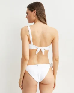Biała góra od bikini z kwiatową aplikacją