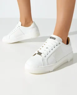 Białe skórzane sneakersy