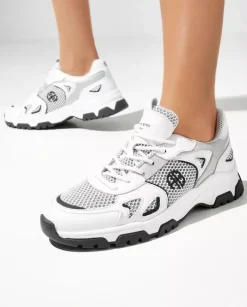 Białe sneakersy z logo