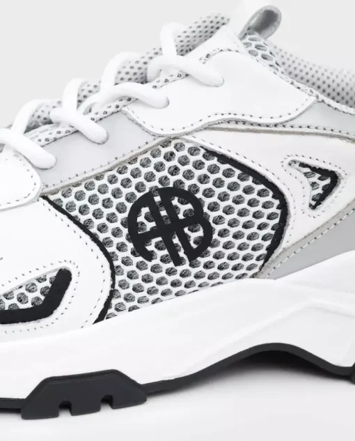 Białe sneakersy z logo