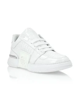 Białe sneakersy z tłoczonej skóry