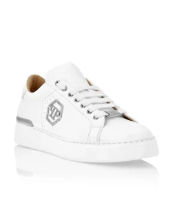Białe sneakersy ze srebrnym logo