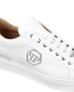 Białe sneakersy ze srebrnym logo