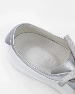 Biało-srebrne sneakersy z logo