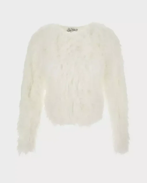 Biały puszysty sweter