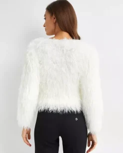 Biały puszysty sweter
