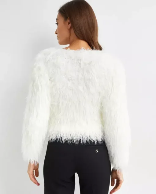 Biały puszysty sweter