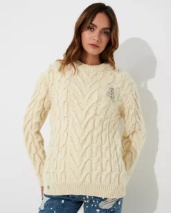 Biały sweter z broszką