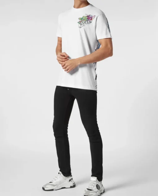 Biały t-shirt z kolorowym nadrukiem