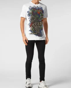 Biały t-shirt z ozdobną aplikacją