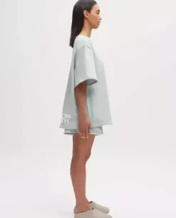Błękitna bluza oversize z krótkim rękawem