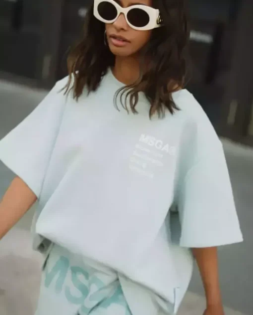 Błękitna bluza oversize z krótkim rękawem