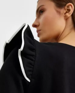 Bluza z falbanami na ramionach