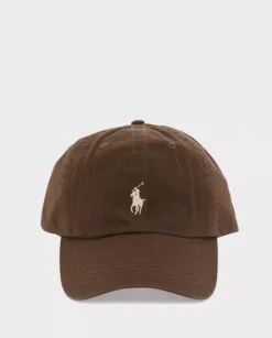 Brązowa czapka z daszkiem i logo