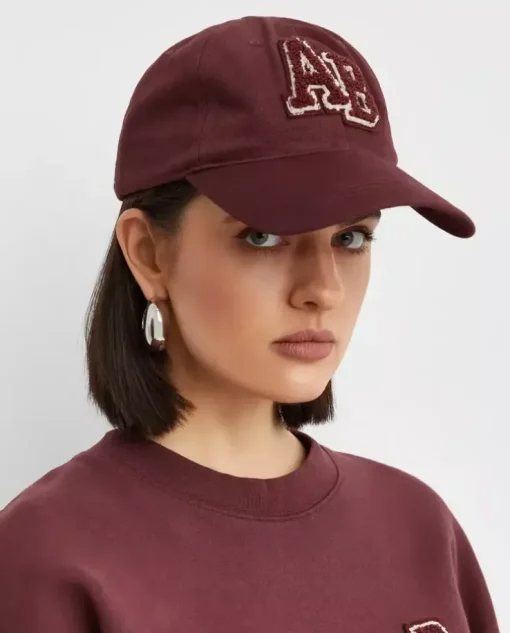 Burgundowa czapka z daszkiem