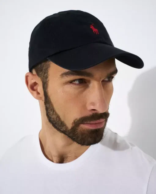 Czarna czapka z daszkiem i logo