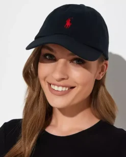 Czarna czapka z daszkiem i logo