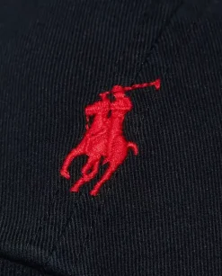 Czarna czapka z daszkiem i logo