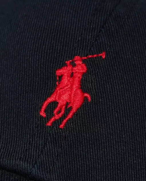 Czarna czapka z daszkiem i logo
