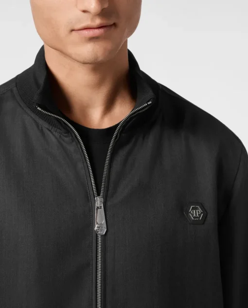 Czarna kurtka bomber