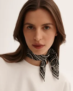 Czarna mini bandana z printem