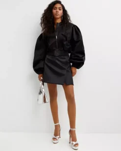 Czarna satynowa kurtka bomber