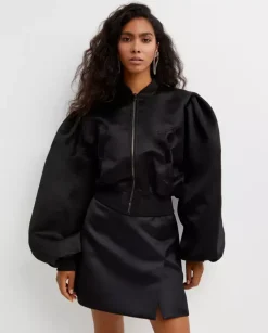 Czarna satynowa kurtka bomber