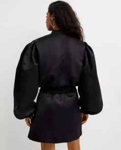 Czarna satynowa kurtka bomber