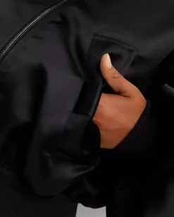 Czarna satynowa kurtka bomber