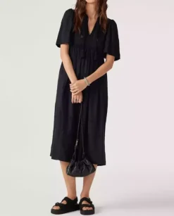 Czarna sukienka Romy