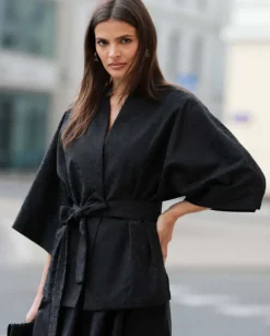Czarne kimono z żakardowym wzorem