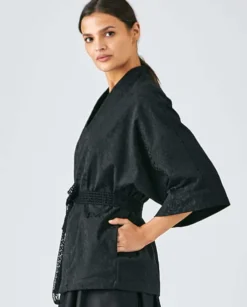 Czarne kimono z żakardowym wzorem