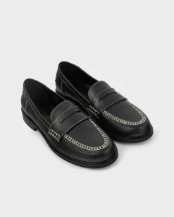 Czarne skórzane loafersy z przeszyciami