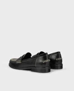 Czarne skórzane loafersy z przeszyciami
