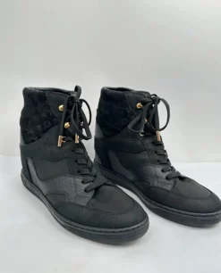 Czarne sneakersy na koturnie