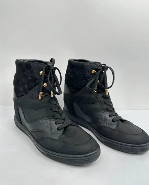 Czarne sneakersy na koturnie