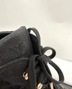 Czarne sneakersy na koturnie