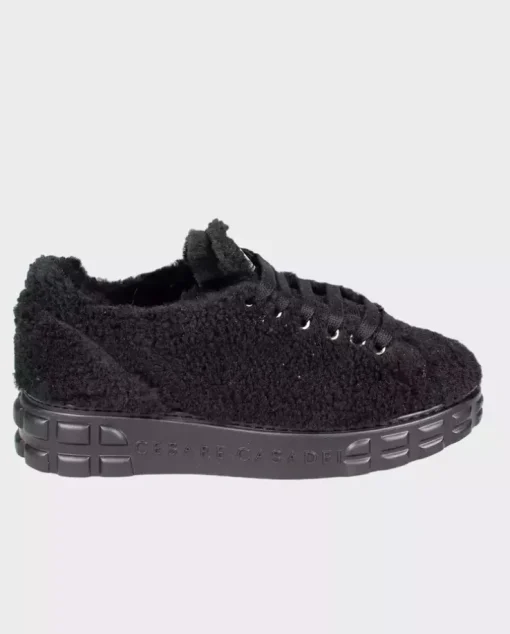 Czarne sneakersy z futerkiem