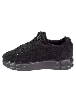 Czarne sneakersy z futerkiem