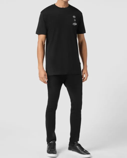 Czarny bawełniany t-shirt z naszywkami