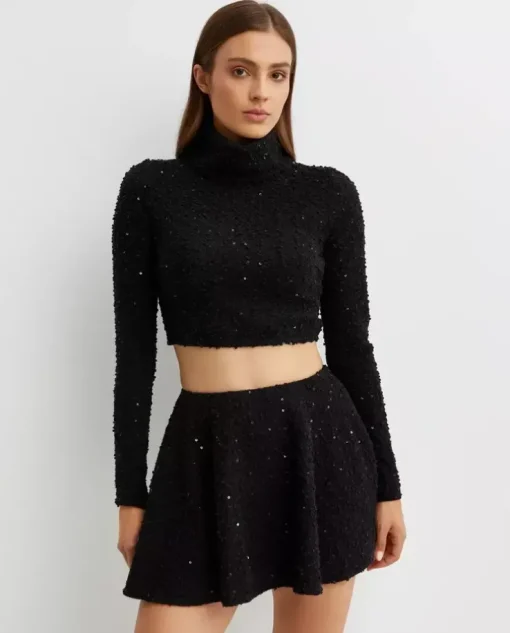 Czarny crop top z golfem z cekinami