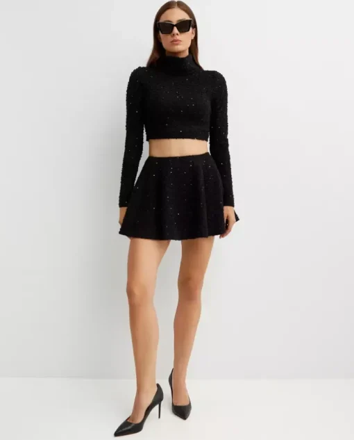 Czarny crop top z golfem z cekinami